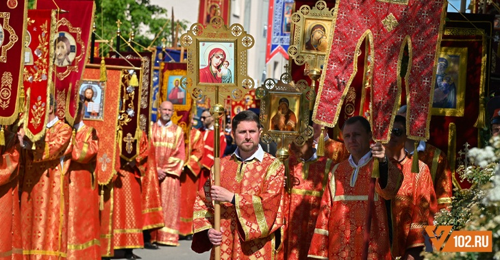 По центральным улицам Волгограда пронесли мощи священномученика Николая Попова: фоторепортаж