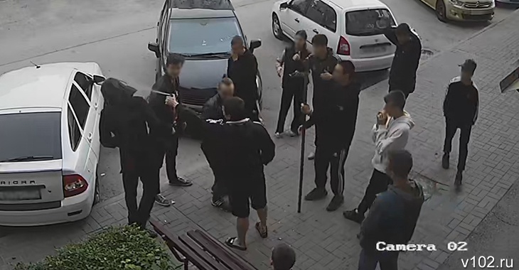 «Залили "перцем" из-за прически»: в Волгограде массовая драка подростков попала на видео