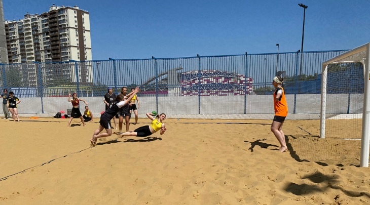 «И на песке умеют»: юные волгоградки стали чемпионками России по пляжному гандболу
