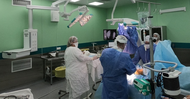 «Начал расти живот»: волгоградские врачи удалили 10-килограммовую опухоль яичника у пенсионерки