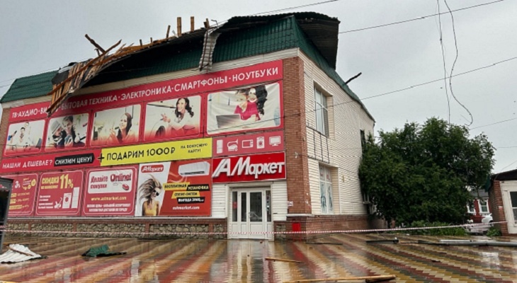 Урюпинск заливает дождями: ураган снес крышу магазина