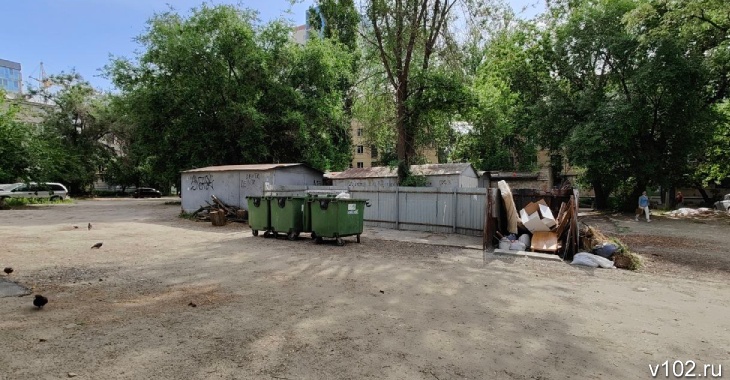 «Мусор убрали, ветки спрятали»: в центре Волгограда после публикации V102.RU исчезла гора отходов