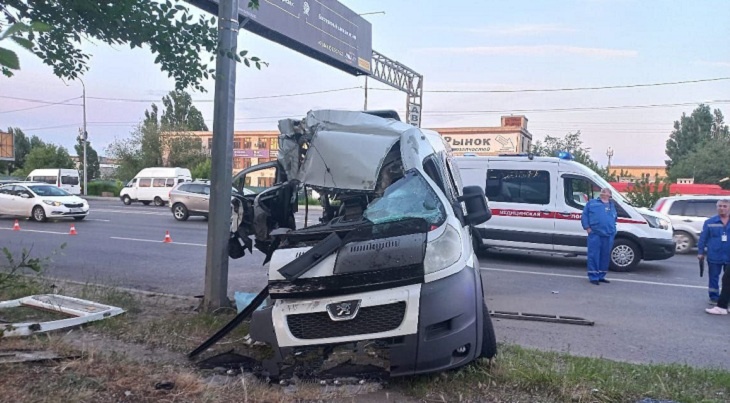 Волгоградские медики спасают двоих пострадавших в ДТП с маршруткой