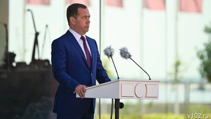 Не прошло и года. Дмитрий Медведев снова летит в Волгоград