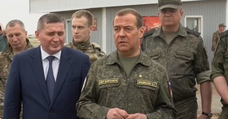 Медведев на полигоне под Волгоградом назвал терактами прилеты в российских городах