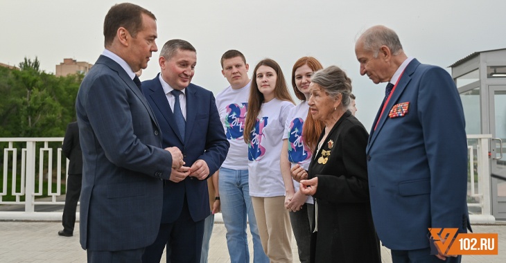 Пожал руку главному ветерану и получил подарок: фоторепортаж визита Дмитрия Медведева в центр Волгограда