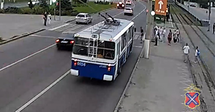 В Волгограде пешеход боднул троллейбус: видео