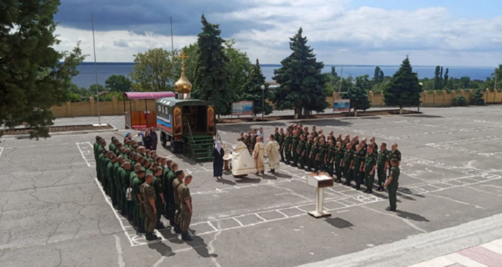 В Волгоградской области освятили построенный военными храм на колесах