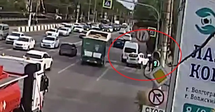 В Волгограде Renault врезался в маршрутку №260 и сбил пешеходов: видео