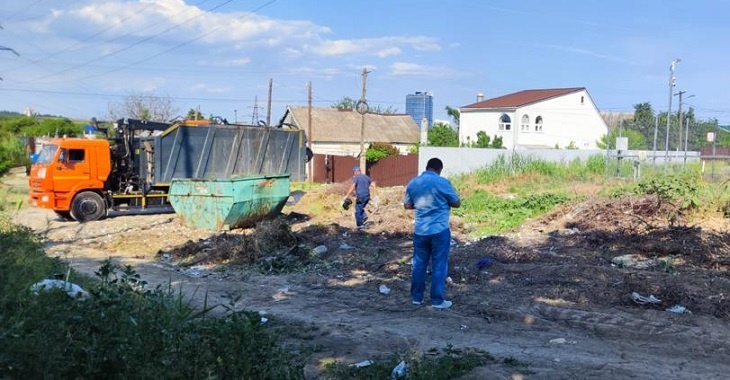 В Волгограде с ул. Енотаевсокй за день вывезли 80 кубометров мусора