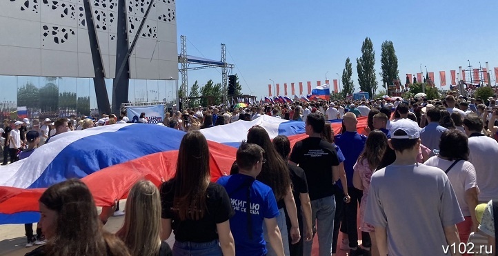 В парке Волгограда в День России развернут 100-метровый флаг