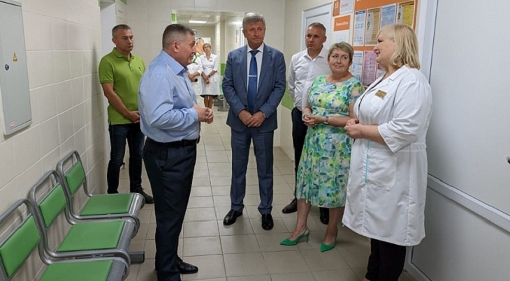 Андрей Бочаров поручил поддержать молодых сельских врачей