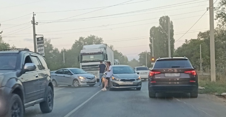 Подъезд к волгоградскому мосту парализовала 5-километровая пробка
