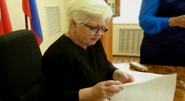 «Это все сектанство»: 70-летнюю депутата из Котово заподозрили в нарушении ФЗ из-за слов «хейт» и «хайп»