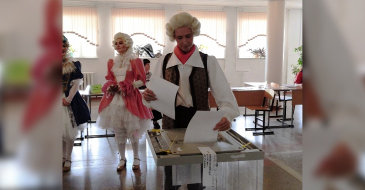 «Это не эпатаж»: в Волгоградский области на выборы пришел мужчина в буклях