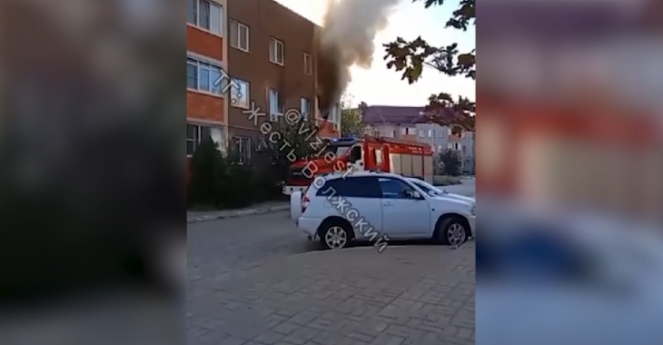 В Волжском пожар в трехэтажке попал на видео