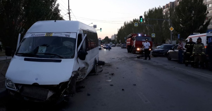 Трое пострадали в результате лобового ДТП с маршруткой в Волжском