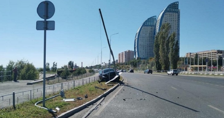 На набережной в  Волгограде  Kia снесла дорожный знак, забор и столб