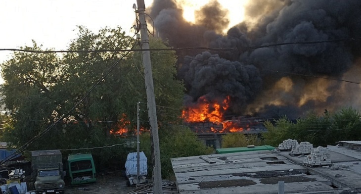 В Камышине потушили пожар на складе
