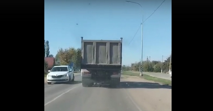 Возят грузовиками. Асфальт с «неработающего» АБЗ укладывают в хуторе Волгоградской области