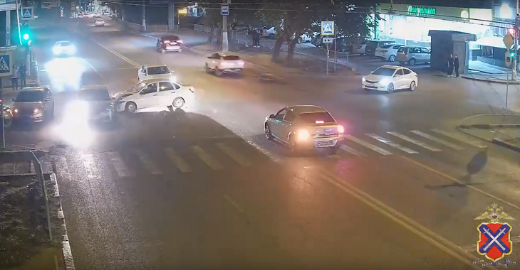 Авария на перекрестке в Волгограде «притянула» еще одно ДТП: видео