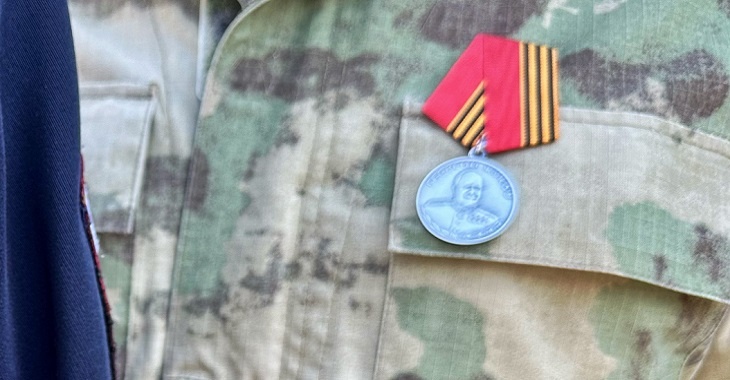 Бойцу Росгвардии – участнику СВО вручили медаль Жукова в Волгограде