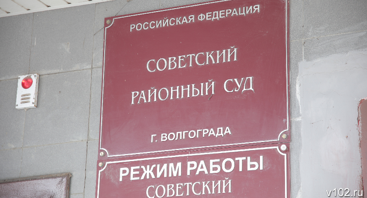 Двоих парней осудили за ограбление прохожего на остановке в Волгограде