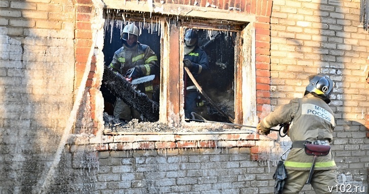 В Волгограде потушили пожар еще в одной аварийной двухэтажке