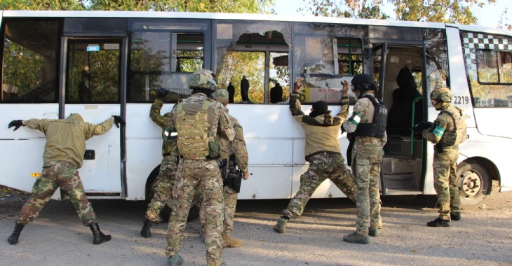 В Волгограде взяли штурмом микроавтобус с условными террористами