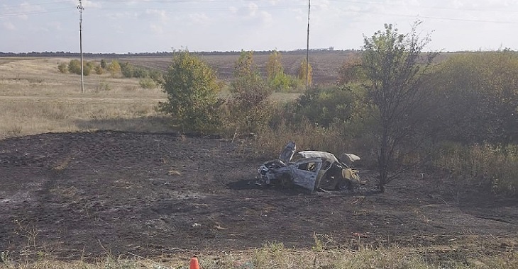 В Волгоградской области Renault после ДТП вылетел с дороги и загорелся