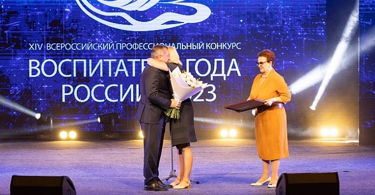 Волгоградка Юлия Доронина заключила в объятия губернатора Бочарова