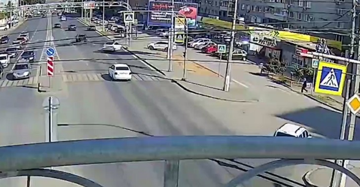 В Волгограде на видео попало ДТП с врубившимся в столб пьяным водителем