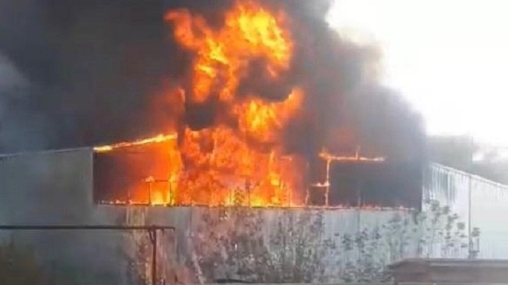 Крупный пожар на складе стройматериалов под Волгоградом попал на видео