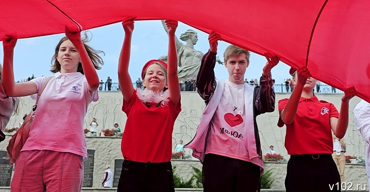 На Мамаевом кургане в Волгограде дети развернули гигантское Знамя Победы