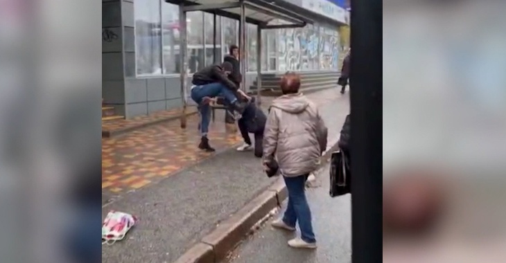 В Волгограде на остановке избили мужчину из-за замечания: видео