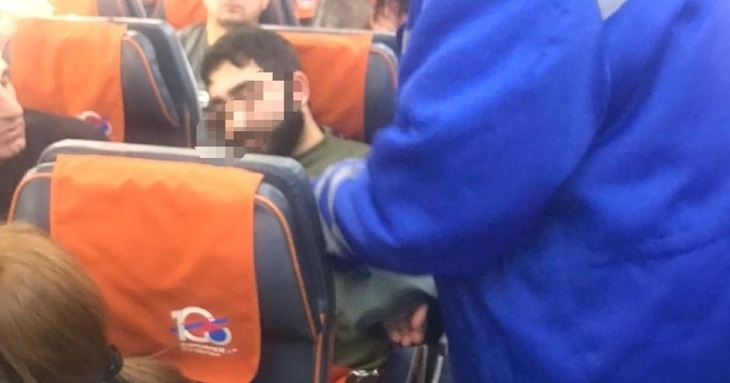 Пассажиру летевшего в Азербайджан самолета потребовалась помощь врачей в Волгограде