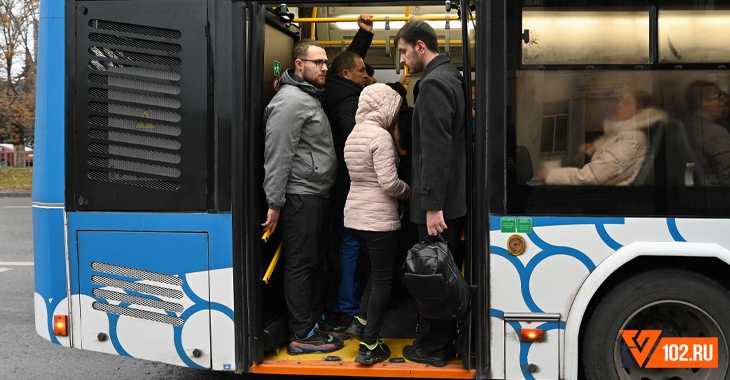 «Мадам, к Вам можно прижаться?»: фотограф снял выпадающих из троллейбуса волгоградцев