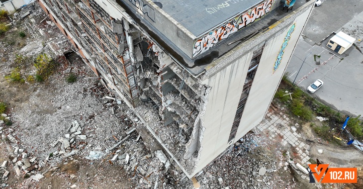 Снос заброшенного Дома молодежи в центре Волгограда показали с высоты