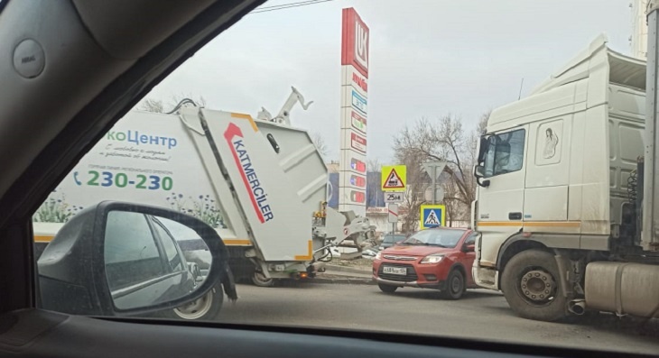 В Волгограде перед Тулака образовалась 1,5километровая пробка