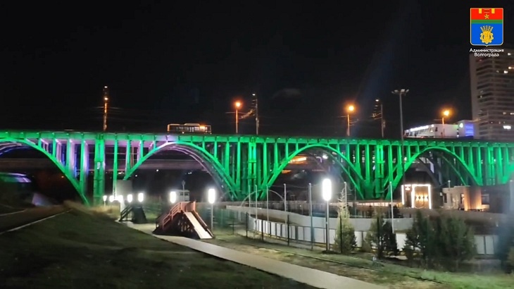 В Волгограде «позеленел» Астраханский мост