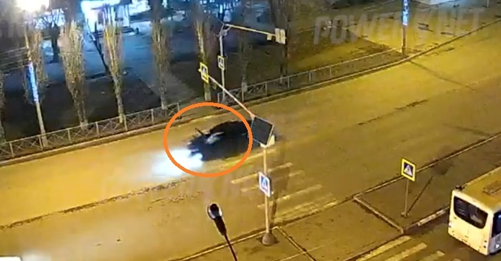 В Волжском водитель на BMW снес на зебре женщину: видео