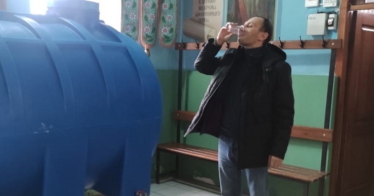 Глава комитета ЖКХ Баранов испил воды в обезвоженном Котово