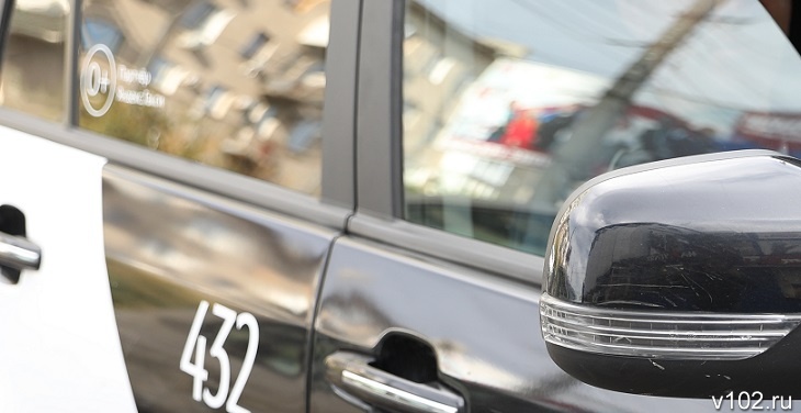 Хочешь ехать – плати больше: в Волгограде такси подорожало на 21% из-за дефицита водителей