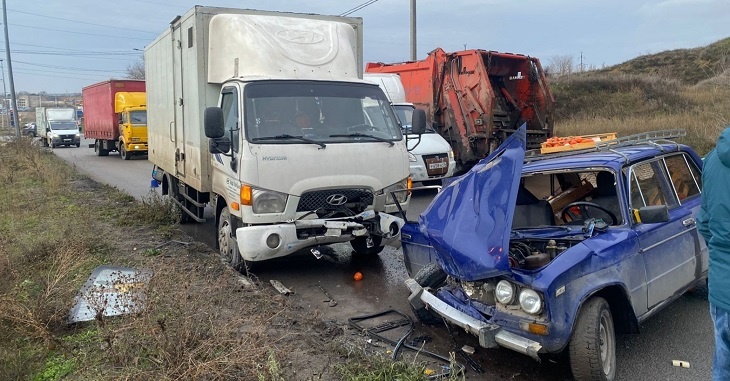 Торговец хурмой столкнулся с двумя грузовиками в Волгограде