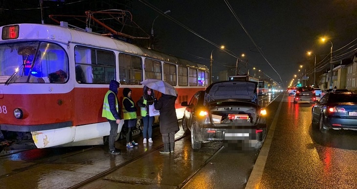 В Волгограде легковушка въехала в трамвай, пострадал ребенок