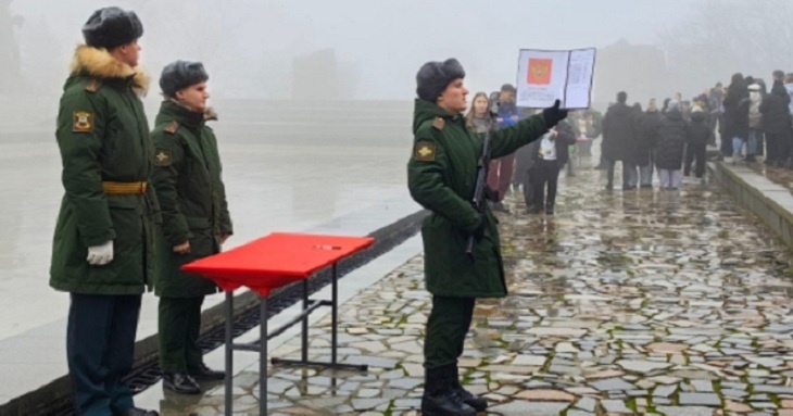 Новобранцы приняли присягу на Мамаевом кургане в Волгограде