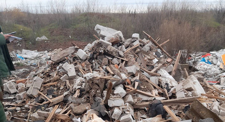 Мусорщика-нелегала настигла кара после сброса отходов в поле под Волгоградом