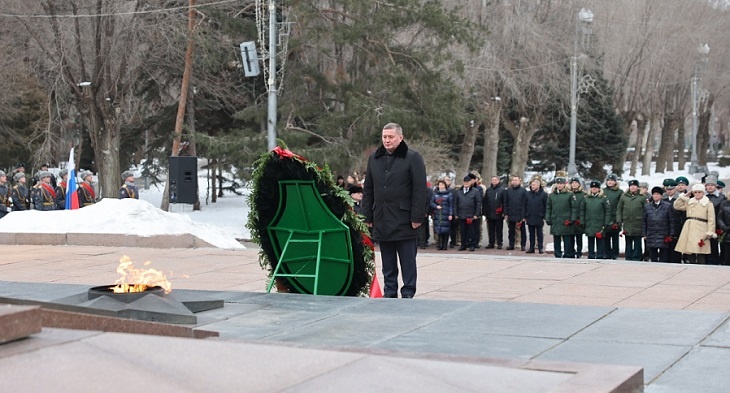 В Волгограде 23 февраля у Вечного огня почтили память защитников Отечества