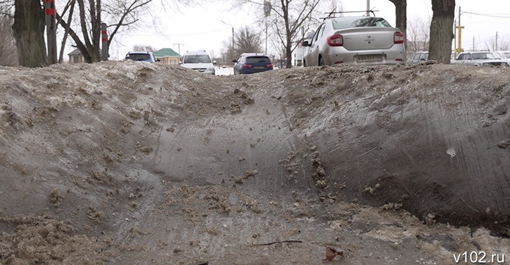 Утренний лед на дорогах Волгограда обернулся массовыми ДТП