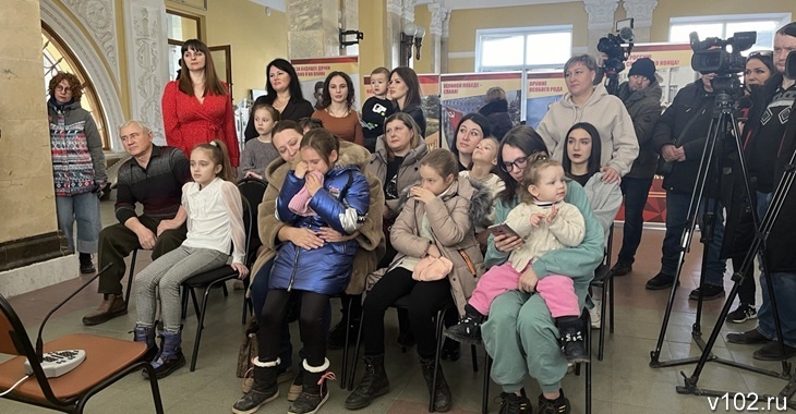 «Слезы и счастливые улыбки»: на вокзале Волгограда провели телемост между участниками СВО и их семьями
